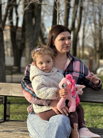 "Вдягни мені хрестик": історія пораненої Лізи з мамою, які потрапили під ракетний удар в Сумах "Вдягни мені хрестик": історія пораненої Лізи з мамою, які потрапили під ракетний удар в Сумах