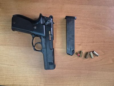 На кордоні з Молдовою у водія вилучили газовий пістолет і набої: що відомо На кордоні з Молдовою у водія вилучили газовий пістолет і набої: що відомо
