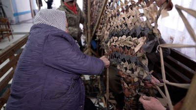 "Дуже хочемо, щоб швидше була перемога": на Вінниччині волонтери плетуть на фронт маскувальні сітки "Дуже хочемо, щоб швидше була перемога": на Вінниччині волонтери плетуть на фронт маскувальні сітки