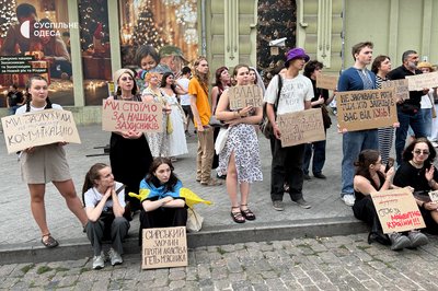 "Ми маємо змінювати систему": в Одесі п'ятий день поспіль проходить акція на підтримку Федорова "Ми маємо змінювати систему": в Одесі п'ятий день поспіль проходить акція на підтримку Федорова