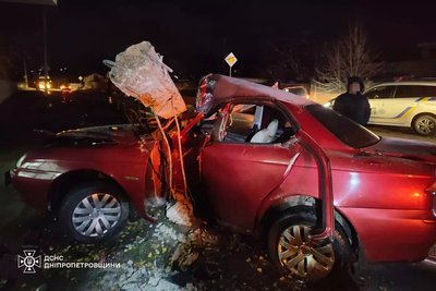 У Дніпрі авто в’їхало у стовп — водійка дістала травми У Дніпрі авто в’їхало у стовп — водійка дістала травми
