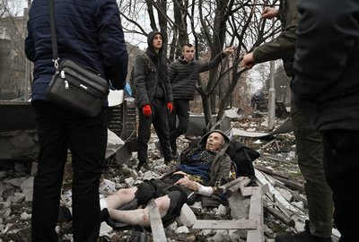 Літній чоловік, поранений внаслідок російського ракетного удару по Запоріжжю 10 грудня 2024 року Літній чоловік, поранений внаслідок російського ракетного удару по Запоріжжю 10 грудня 2024 року