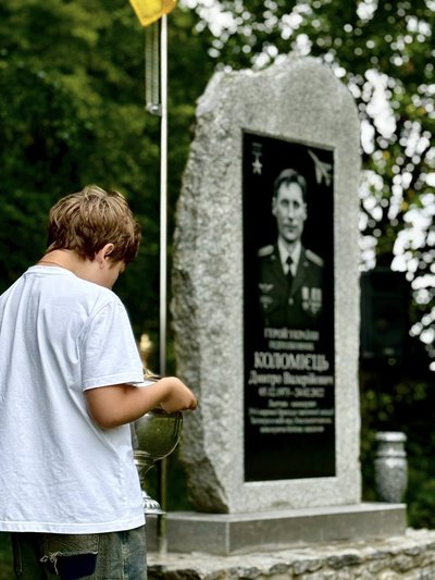 У Хмельницькій області встановили пам’ятник Герою України, підполковнику Дмитру Коломійцю У Хмельницькій області встановили пам’ятник Герою України, підполковнику Дмитру Коломійцю