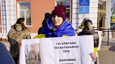 "Не мовчи! Полон вбиває": у Прилуках вперше відбулася акція на підтримку полонених та зниклих безвісти "Не мовчи! Полон вбиває": у Прилуках вперше відбулася акція на підтримку полонених та зниклих безвісти