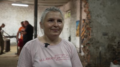 У Чернігівській області волонтери разом з військовими виготовляють скоби для фронту У Чернігівській області волонтери разом з військовими виготовляють скоби для фронту