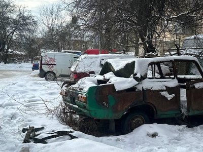 Комунальники забирають покинуті автівки Комунальники забирають покинуті автівки