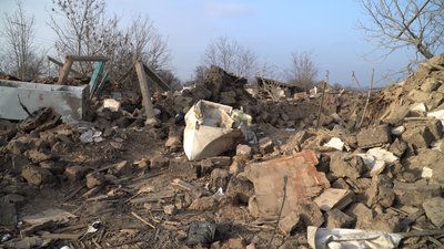 "Я вже у підвалі ночувала, тепер тут у підвалі ночую". Що розповідають жителі Бунчужного, що за 25 км від лінії фронту "Я вже у підвалі ночувала, тепер тут у підвалі ночую". Що розповідають жителі Бунчужного, що за 25 км від лінії фронту