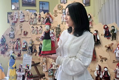 Карта-рекордсменка. У Дніпрі презентували мапу України з ляльок-мотанок Карта-рекордсменка. У Дніпрі презентували мапу України з ляльок-мотанок