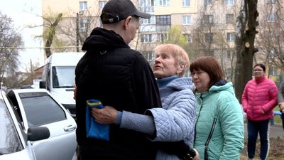 Зустріч звільненого з полону захисника 38-річного Василя Крамара у Вінниці Зустріч звільненого з полону захисника 38-річного Василя Крамара у Вінниці