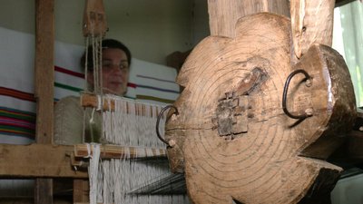 Створює ткані полотна на 200-літньому верстаті Створює ткані полотна на 200-літньому верстаті