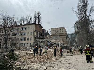 У Києві пролунали вибухи одразу після тривоги: під завалами можуть бути люди У Києві пролунали вибухи одразу після тривоги: під завалами можуть бути люди