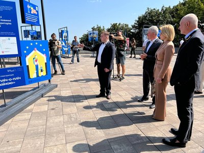 В Україні презентували новий проєкт з поглиблення співпраці з ЄС "Разом ми — Європа" В Україні презентували новий проєкт з поглиблення співпраці з ЄС "Разом ми — Європа"