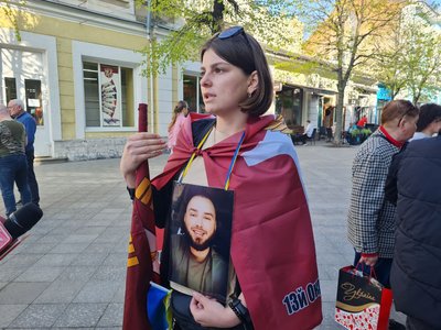 Хвилина мовчання у Житомирі: під стіни міськради прийшли рідні загиблих воїнів Хвилина мовчання у Житомирі: під стіни міськради прийшли рідні загиблих воїнів