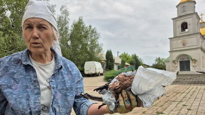 Лідія прибирає після удару дроном біля храму прифронтове село Покровська громада Донецька область 12 червня 2025 рік Лідія прибирає після удару дроном біля храму прифронтове село Покровська громада Донецька область 12 червня 2025 рік