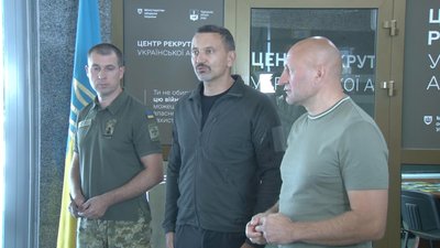 "Шукаю спеціальність за освітою": у Черкасах відкрили центр рекрутингу української армії "Шукаю спеціальність за освітою": у Черкасах відкрили центр рекрутингу української армії