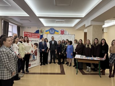 "Хвороба небезпечна і невиліковна": у Полтаві безплатно тестували на ВІЛ "Хвороба небезпечна і невиліковна": у Полтаві безплатно тестували на ВІЛ