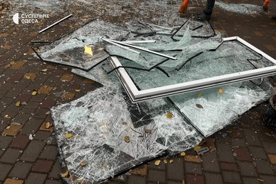 "Вибухова хвиля вирвала навіть залізні двері в укритті": наслідки атаки РФ на ліцей у Південному "Вибухова хвиля вирвала навіть залізні двері в укритті": наслідки атаки РФ на ліцей у Південному
