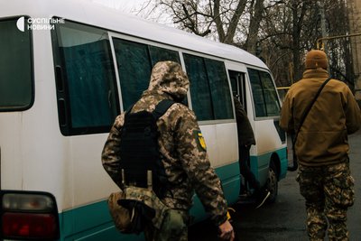 Військові ТЦК супроводжують кандидатів на мобілізацію в день проходження медичної комісії в одному з регіонів України Військові ТЦК супроводжують кандидатів на мобілізацію в день проходження медичної комісії в одному з регіонів України