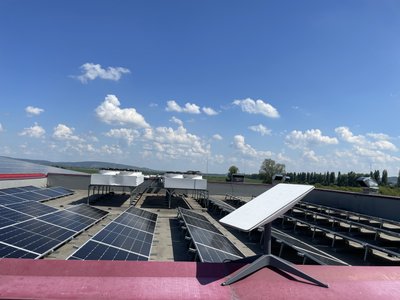 "Покриває 95% наших потреб в електриці": як працює сонячна станція на птахофабриці на Буковині "Покриває 95% наших потреб в електриці": як працює сонячна станція на птахофабриці на Буковині