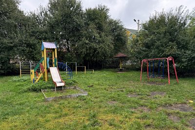 Дитячий майданчик на вулиці Руській, 175 у Чернівцях