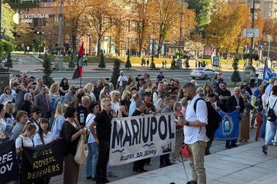 Маріупольці у центрі Києва створили інсталяцію із ключами від своїх домівок Маріупольці у центрі Києва створили інсталяцію із ключами від своїх домівок