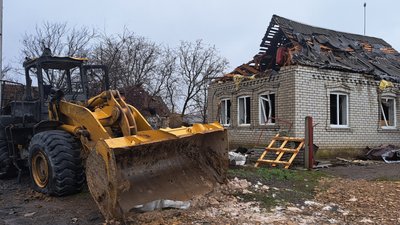Куртівка згоріла машина та пошкоджений обстрілом будинок Дружківська громада Донецька область 31 березня 2025 рік Куртівка згоріла машина та пошкоджений обстрілом будинок Дружківська громада Донецька область 31 березня 2025 рік