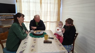 Людмила та Іван Кузьміна поруч із онучкою та донькою Людмила та Іван Кузьміна поруч із онучкою та донькою