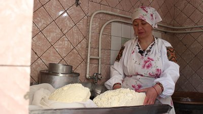 Сироварня, Гуцульщина, Мідний чан, Світлана Бечко Сироварня, Гуцульщина, Мідний чан, Світлана Бечко