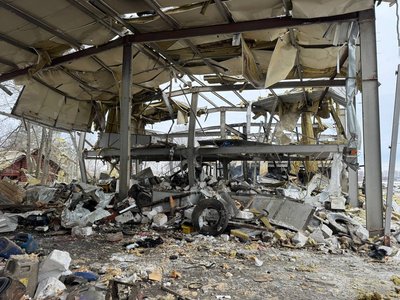 Удар по дорожниках: російські дрони атакували село Береза на Сумщині Удар по дорожниках: російські дрони атакували село Береза на Сумщині