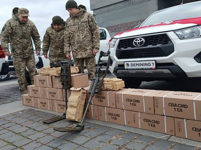 Коаліція з розмінування: Литва передала Україні пікапи та міношукачі Коаліція з розмінування: Литва передала Україні пікапи та міношукачі