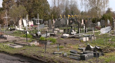 Поминальні дні серед руїн: як черкасці відновлюють могили рідних