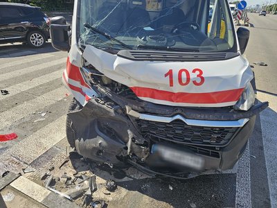 У Дніпрі на Слобожанському проспекті сталася ДТП зі "швидкою"