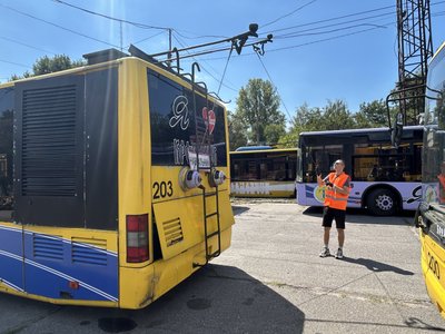 "Навчання тут безкоштовне": у Кременчуці навчають майбутніх водіїв тролейбусів "Навчання тут безкоштовне": у Кременчуці навчають майбутніх водіїв тролейбусів