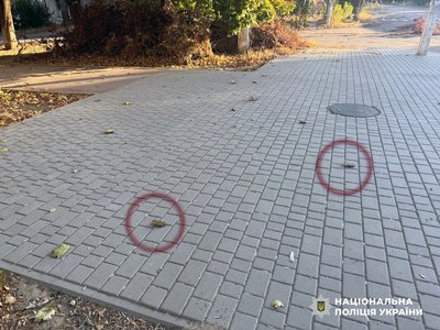 Міни-"пелюстки" на вулицях Херсона: чим вони небезпечні та як уникнути ризику Міни-"пелюстки" на вулицях Херсона: чим вони небезпечні та як уникнути ризику