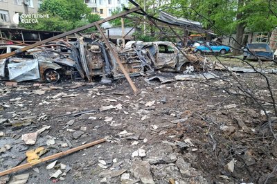 Знищено понад 20 авто на стоянці посеред багатоповерхівок: наслідки атаки РФ по Одесі Знищено понад 20 авто на стоянці посеред багатоповерхівок: наслідки атаки РФ по Одесі