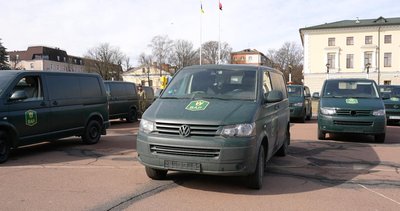Аграрії Хмельниччини передали військовим 26 мікроавтобусів