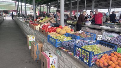 Овочі, ринок, ціни, помідори, фрукти, виноград, сливи