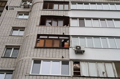 Уламки безпілотника влучили у багатоповерхівку: наслідки російської атаки Києва Уламки безпілотника влучили у багатоповерхівку: наслідки російської атаки Києва