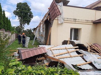 Внаслідок негоди та сильних поривів вітру в Красилівській громаді пошкоджено будинки, дитячі садочки, школи, огорожі й автівки. Крім того, частину населених пунктів знеструмлено, 8 липня 2025 року, Хмельниччина