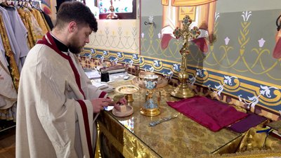 У Чернівцях у Кафедральному храмі ПЦУ священники проводять літургію з поясненням У Чернівцях у Кафедральному храмі ПЦУ священники проводять літургію з поясненням