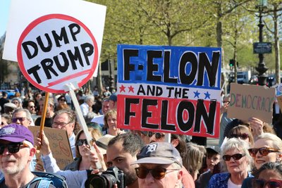 "Руки геть!": у США та Європі відбулись мільйонні протести проти Трампа та Маска "Руки геть!": у США та Європі відбулись мільйонні протести проти Трампа та Маска