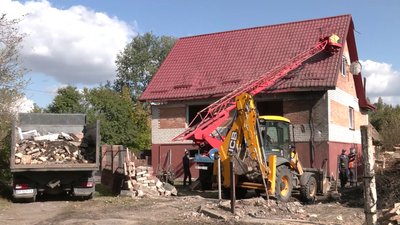 «Три стіни врятували»: що розповіли місцеві жителі про наслідки падіння «Шахеда» на Рівненщині «Три стіни врятували»: що розповіли місцеві жителі про наслідки падіння «Шахеда» на Рівненщині