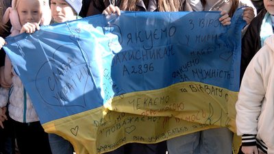 Учні вінницького ліцею передали мікроавтобус для оборонців Учні вінницького ліцею передали мікроавтобус для оборонців