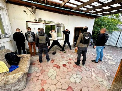 На Закарпатті затримали 3 чоловіків, яких підозрюють в організації переправлення людей через кордон На Закарпатті затримали 3 чоловіків, яких підозрюють в організації переправлення людей через кордон