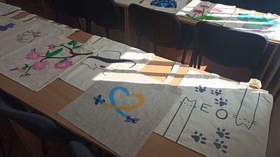 "Добра сумка": школярі з Житомирщини шиють екоторбинки, продають на ярмарках і допомагають військовим "Добра сумка": школярі з Житомирщини шиють екоторбинки, продають на ярмарках і допомагають військовим