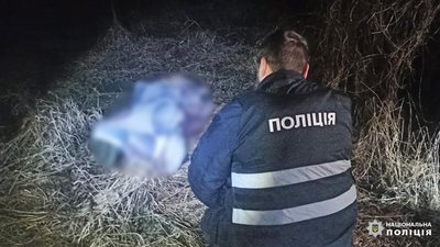 Вбили чоловіка та заховали тіло в лісі: правоохоронці Чернігівщини затримали й взяли під варту трьох підозрюваних Вбили чоловіка та заховали тіло в лісі: правоохоронці Чернігівщини затримали й взяли під варту трьох підозрюваних