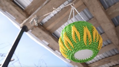 "Допомагає заспокоїтися": як черкащанка створює кашпо із ротанга