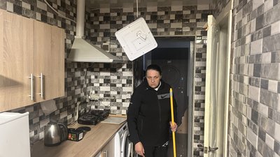 Прибирання в пошкодженій квартирі переселенки з Липців Прибирання в пошкодженій квартирі переселенки з Липців