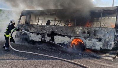 На Дніпропетровщині на дорозі зайнявся автобус На Дніпропетровщині на дорозі зайнявся автобус