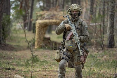 Новоприбулі військові 151-ї ОМБр долають лінію перешкод з психологічним навантаженням Новоприбулі військові 151-ї ОМБр долають лінію перешкод з психологічним навантаженням